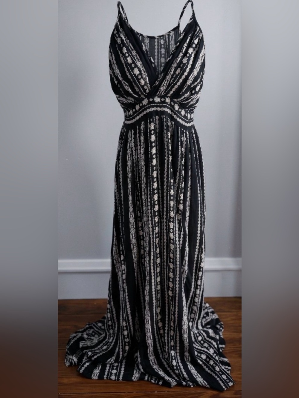 Angie women’s large black and white printed strappy maxi dress
